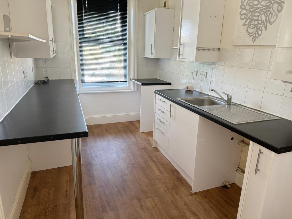 Lot: 118 - FREEHOLD INVESTMENT - SEMI-DETACHED PROPERTY ARRANGED AS TWO APARTMENTS - Kitchen Flat 2